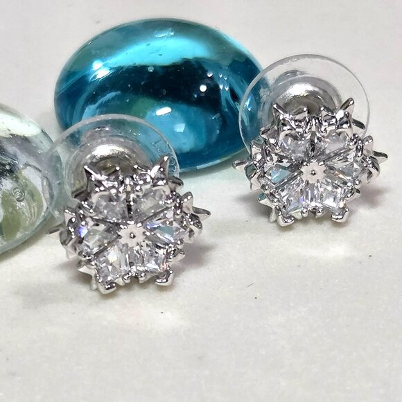 ❄️❄️Swarovski Magic Earrings Snowflake Studs Clear Crystal Silver Tone Whimsical - Picture 6 of 7
